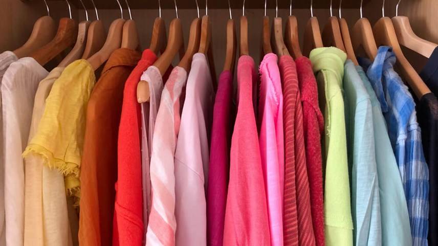 Renkli kıyafetlerin ömrü nasıl uzatılır